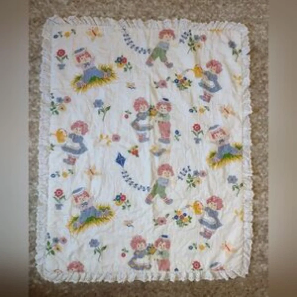 White Floral & Raggedy Doll Print Quilt - Baby Bedding